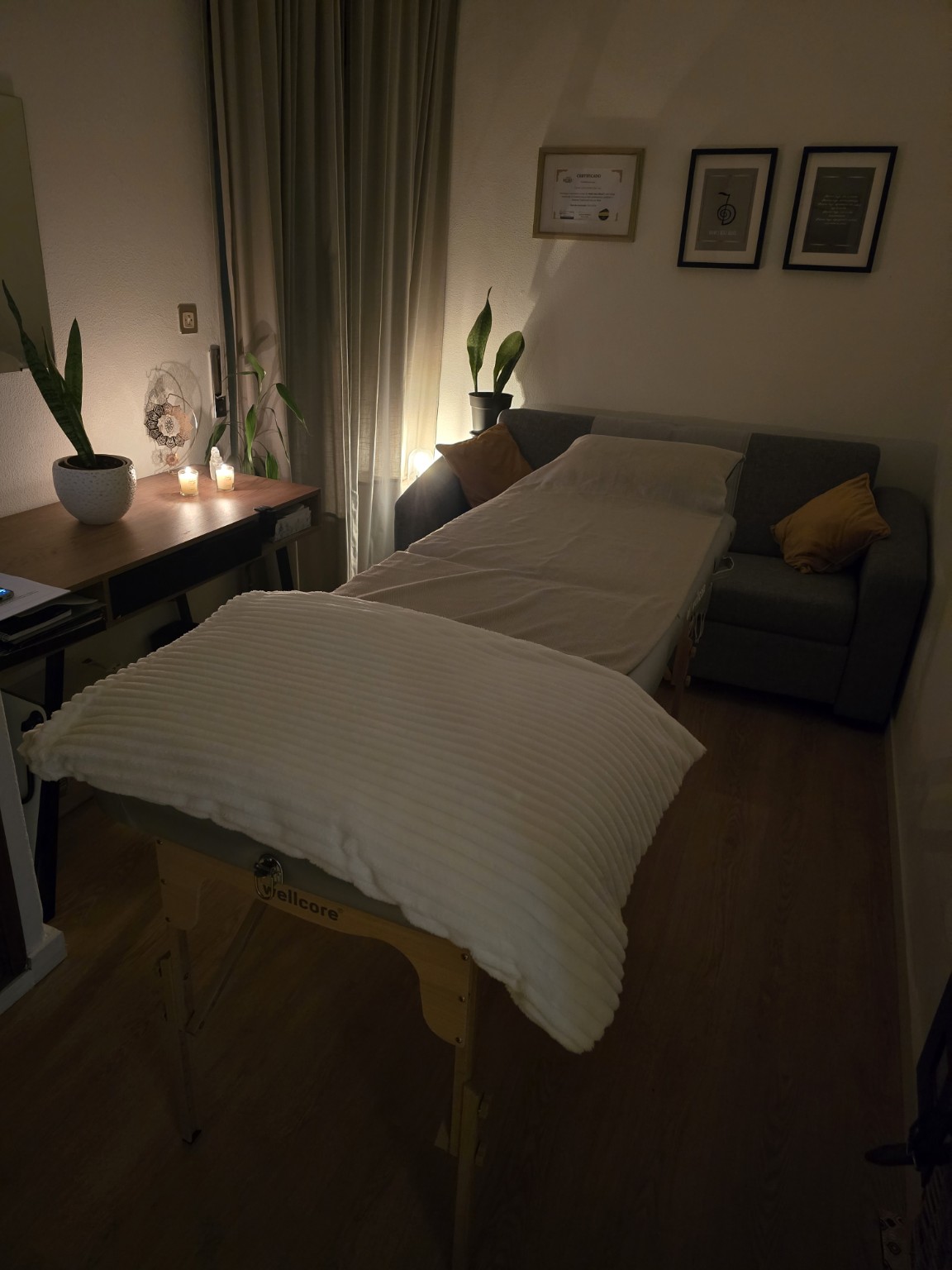 Sala preparada para sessão de Reiki na Essência Reiki